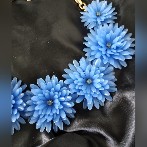 J Crew Blue Lucite Floral Gold Tone Necklace - Picture 3 of 5